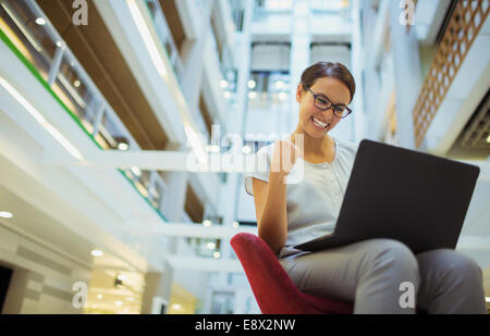 Businesswoman getting excité dans office building Banque D'Images