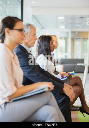 Business people sitting in office ensemble Banque D'Images