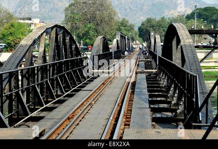 KANCHANABURI, THAÏLANDE : vue le long des voies du chemin de fer légendaire Pont sur la Rivière Kwai Banque D'Images