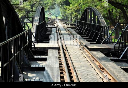 KANCHANABURI, THAÏLANDE : vue le long des voies du chemin de fer légendaire Pont sur la Rivière Kwai Banque D'Images