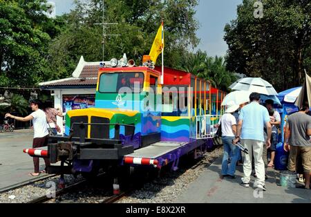 KANCHANABURI, THAÏLANDE : un arc-en-train touristique miniature à la rivière Kwai Bridge station s'arrête pour prendre des passagers Banque D'Images