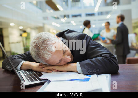 Businessman resting in office building Banque D'Images