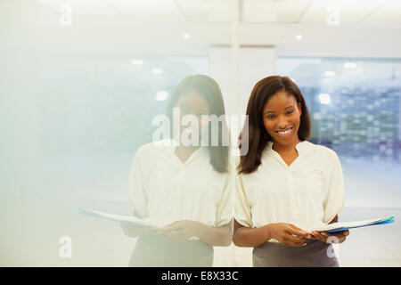 Businesswoman transporter vos documents dans Office building Banque D'Images