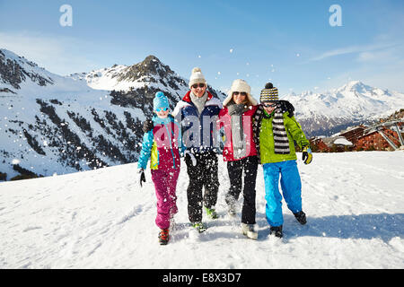 Balades en famille dans la neige ensemble Banque D'Images