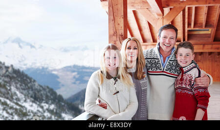 Family smiling sur balcon ensemble Banque D'Images