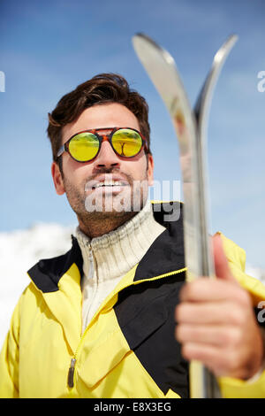 Man holding skis à l'extérieur Banque D'Images