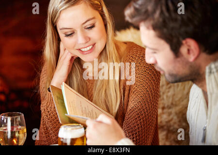 Couple looking at restaurant menu ensemble Banque D'Images