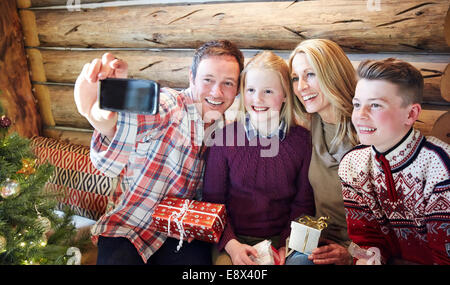 La prise de photo de famille ensemble à Noël Banque D'Images