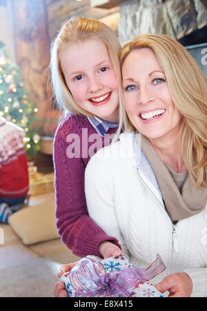 L'échange de cadeaux à Noël en famille Banque D'Images