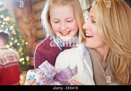 L'échange de cadeaux à Noël en famille Banque D'Images