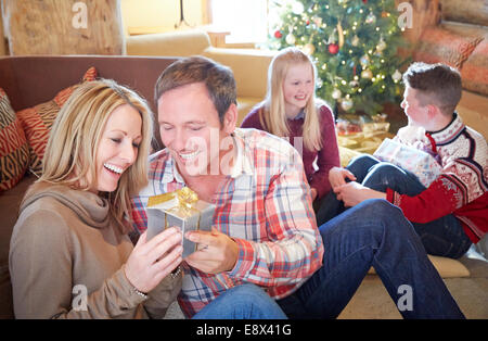 L'échange de cadeaux à Noël en famille Banque D'Images