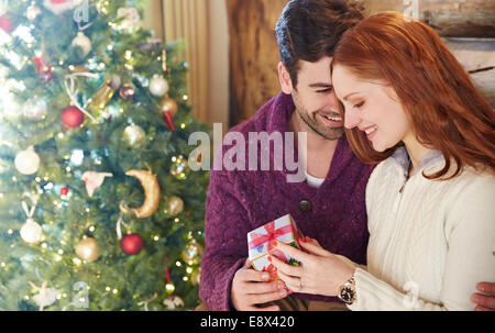 Couple l'échange de cadeaux à Noël Banque D'Images