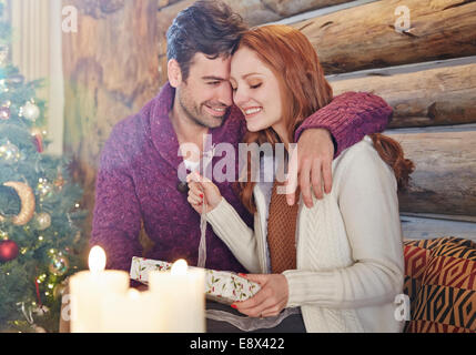 Couple l'échange de cadeaux à Noël Banque D'Images