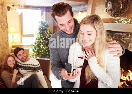 Man giving girlfriend bijoux pour Noël Banque D'Images