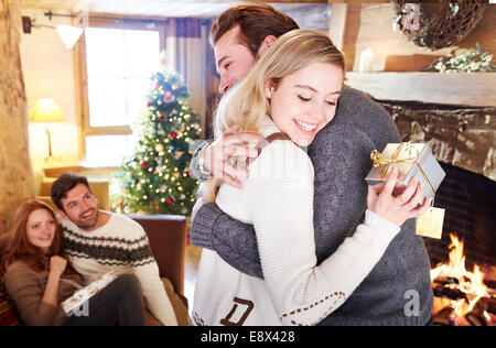 Couple l'échange de cadeaux à Noël Banque D'Images