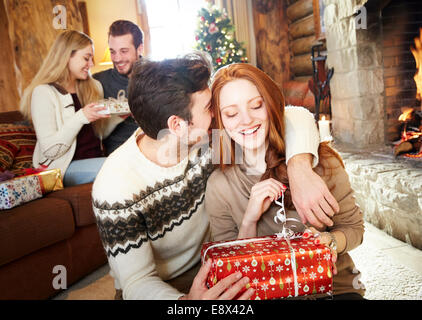 Couple l'échange de cadeaux à Noël Banque D'Images