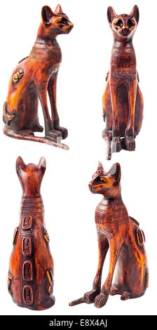 Ancienne statue chat en bois isolé sur fond blanc. Souvenir de l'Égypte. Banque D'Images