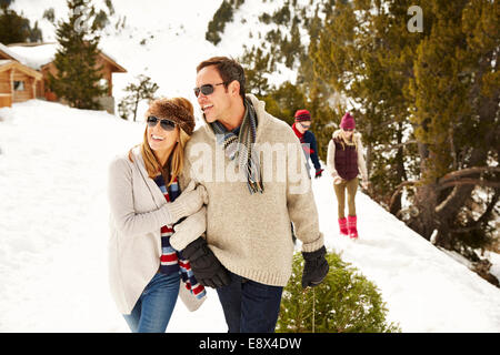 Couple en train de marcher dans la neige ensemble Banque D'Images