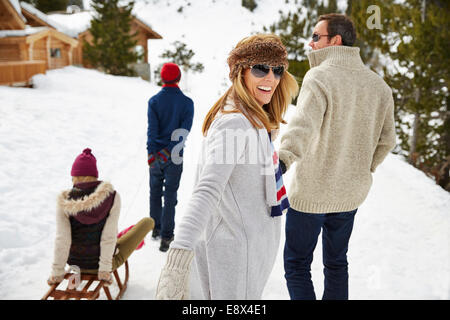 Balades en famille à travers la neige ensemble Banque D'Images