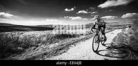 Rider dans trois pics de cyclo, Yorkshire Dales, UK Banque D'Images