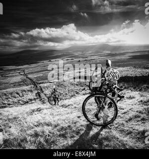 Un rider Simon escalade a diminué dans les trois pics de cyclo, Yorkshire Dales, UK Banque D'Images