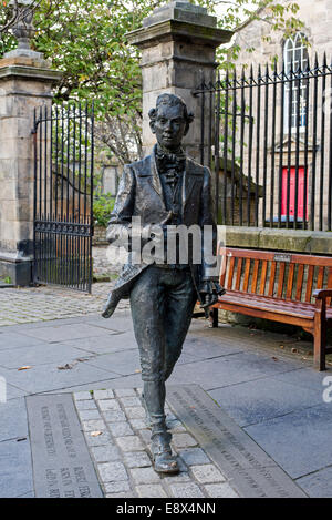 Statue à la mémoire du poète écossais Robert Fergusson (1750-74) à l'extérieur de Canongate Kirk à Édimbourg. Banque D'Images