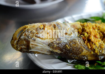 Poisson frit (Sheatfish Micronema apogon) sur table au marché d'origine thaïlandaise Banque D'Images