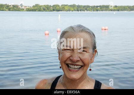 66 ans senior woman swimming in lake Banque D'Images