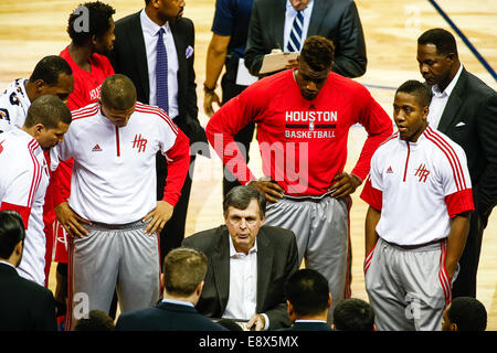 La Nouvelle-Orléans, Louisiane, Etats-Unis. 14 octobre, 2014. Les Houston Rockets l'entraîneur-chef Kevin McHale durant la 2e moitié de la NBA match entre les Houston Rockets et les New Orleans Pelicans au Centre King Smoothie à La Nouvelle-Orléans, Louisiane, le 14 octobre 2014. New Orleans Pelicans défait les Houston Rockets 117-98. © Cal Sport Media/Alamy Live News Banque D'Images