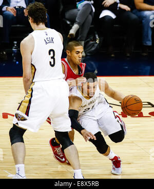 La Nouvelle-Orléans, Louisiane, Etats-Unis. 14 octobre, 2014. New Orleans Pelicans guard Austin Rivers (25) lors de la 2e moitié de la NBA match entre les Houston Rockets et les New Orleans Pelicans au Centre King Smoothie à La Nouvelle-Orléans, Louisiane, le 14 octobre 2014. New Orleans Pelicans défait les Houston Rockets 117-98. © Cal Sport Media/Alamy Live News Banque D'Images