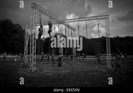 Les participants bataille contre les éléments en 2014 Spartan Race 'bête' Banque D'Images