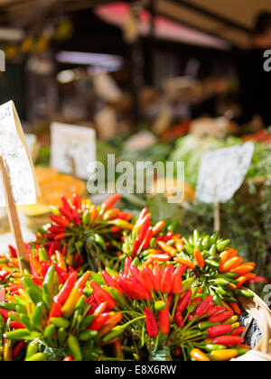 Les couleurs de l'image du chili en vente au marché du Rialto à Venise, Italie. Banque D'Images