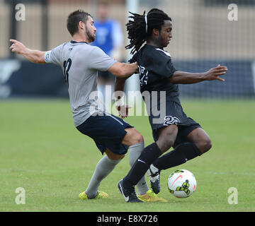 Washington, DC, USA. 15 octobre, 2014. Providence defender Nick Sailor (22) intercepte un laissez-passer pour le milieu de terrain de Georgetown (13) Rudy Tyler dans la seconde moitié au champ Shaw à Washington. La Providence a battu Georgetown, 2-0. Credit : Chuck Myers/ZUMA/Alamy Fil Live News Banque D'Images