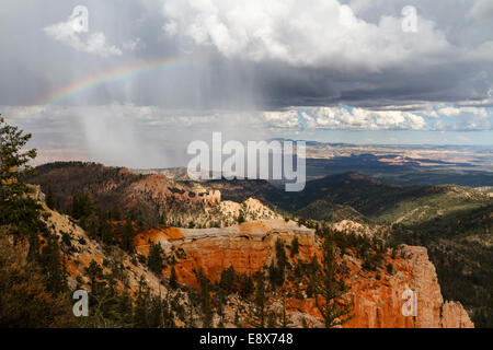 Arc-en-ciel et la tempête sur le Parc National de Bryce Canyon, Utah Banque D'Images