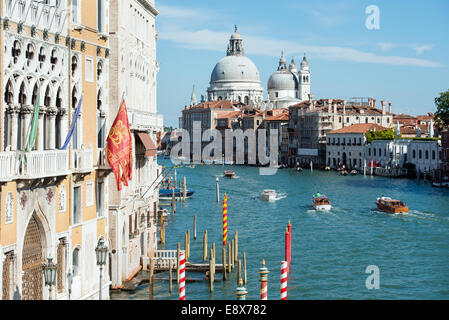 Venise, Italie - 14 septembre 2014 : le trafic sur le Grand Canal près de basilique Santa Maria della Salute, Venise, Italie Banque D'Images