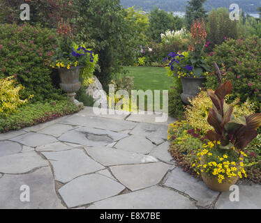 Vashon-Maury Island, WA : Maison mitoyenne avec jardin patio dallé vivaces Banque D'Images