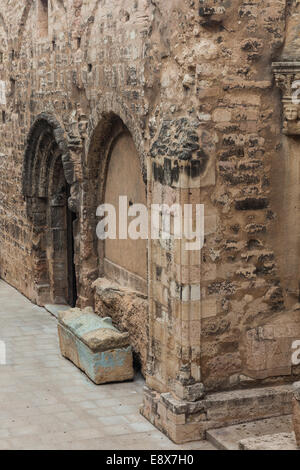 Des portes d'entrée des anciens bâtiments à l'heure de l'abbaye de Saint Victor à Marseille, France Banque D'Images