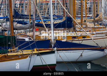 Bateaux à voile coque blanche attaché dans le vieux port de Marseille. Banque D'Images