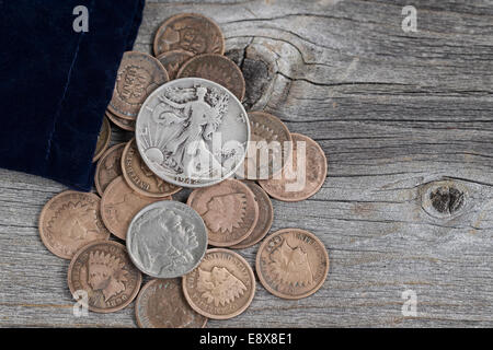 Vue rapprochée d'un sac de pièces vintage États-unis tomber sur bois rustique Banque D'Images