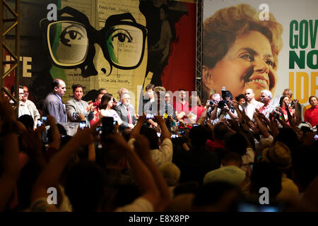 Sao Paulo, Brésil. 15 octobre, 2014. Le Président du Brésil, Dilma Rousseff, candidate présidentielle pour la réélection du Parti des travailleurs (PT), rencontre avec les enseignants et les mouvements sociaux lors de sa campagne à Sao Paulo, Brésil. Rousseff devra faire face à la candidate de l'Aecio Neves, Parti social démocrate brésilien (PSDB), sur un deuxième tour le 26 octobre. Credit : Tiago Mazza Chiaravalloti/Pacific Press/Alamy Live News Banque D'Images