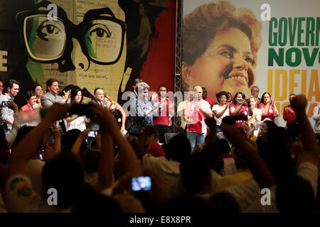 Sao Paulo, Brésil. 15 octobre, 2014. Le Président du Brésil, Dilma Rousseff, candidate présidentielle pour la réélection du Parti des travailleurs (PT), rencontre avec les enseignants et les mouvements sociaux lors de sa campagne à Sao Paulo, Brésil. Rousseff devra faire face à la candidate de l'Aecio Neves, Parti social démocrate brésilien (PSDB), sur un deuxième tour le 26 octobre. Credit : Tiago Mazza Chiaravalloti/Pacific Press/Alamy Live News Banque D'Images