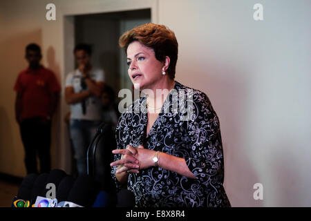 Sao Paulo, Brésil. 15 octobre, 2014. Le Président du Brésil, Dilma Rousseff, candidate présidentielle pour la réélection du Parti des travailleurs (PT), parle avec les journalistes lors d'une conférence de presse avant une réunion avec les enseignants et les mouvements sociaux lors de sa campagne à Sao Paulo, Brésil. Rousseff devra faire face à la candidate de l'Aecio Neves, Parti social démocrate brésilien (PSDB), sur un deuxième tour le 26 octobre. Credit : Tiago Mazza Chiaravalloti/Pacific Press/Alamy Live News Banque D'Images