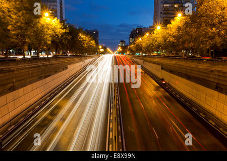 Le trafic sur le Paseo de la Castellana, Madrid, Espagne Banque D'Images