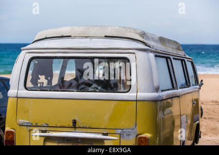 Un vieux Camping-car Volkswagen 1970 photographié stationné à une plage d'Australie Banque D'Images