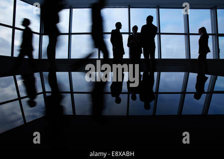 Décrit des gens d'affaires, salles de réunions, la communication et la marche à pied in office lobby Banque D'Images