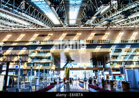 OSAKA - 13 avr : Escalator à la gare JR Osaka le Avr 13, 14 en Osak Banque D'Images