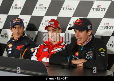 Phillip Island, Australie. Jeudi, 16 octobre, 2014. Les points du championnat Moto3 chef Alex Marquez (à droite) parle à la presse avant le début de l'Australian Motorcycle Grand Prix alors que son frère Marc (extrême gauche) et Andrea Dovizioso. Marquez maintient un étroit d'avance sur championnat rival Jack Miller avec trois tours à faire. Credit : Russell Hunter/Alamy Live News Banque D'Images