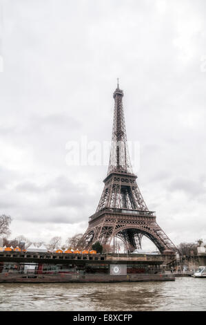 La Tour Eiffel dans l'hiver à Paris Banque D'Images