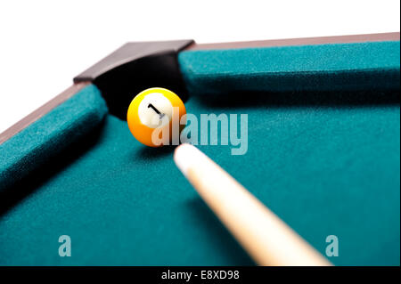 Boule de billard avec numéro un dans le trou Banque D'Images