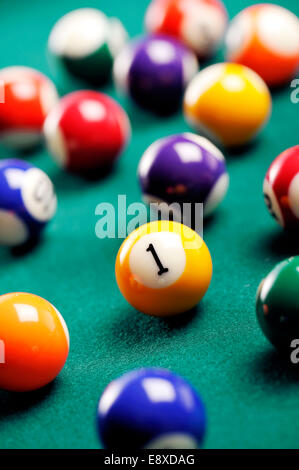 Boule de billard avec numéro un dans la preuve, concept de la réussite Banque D'Images